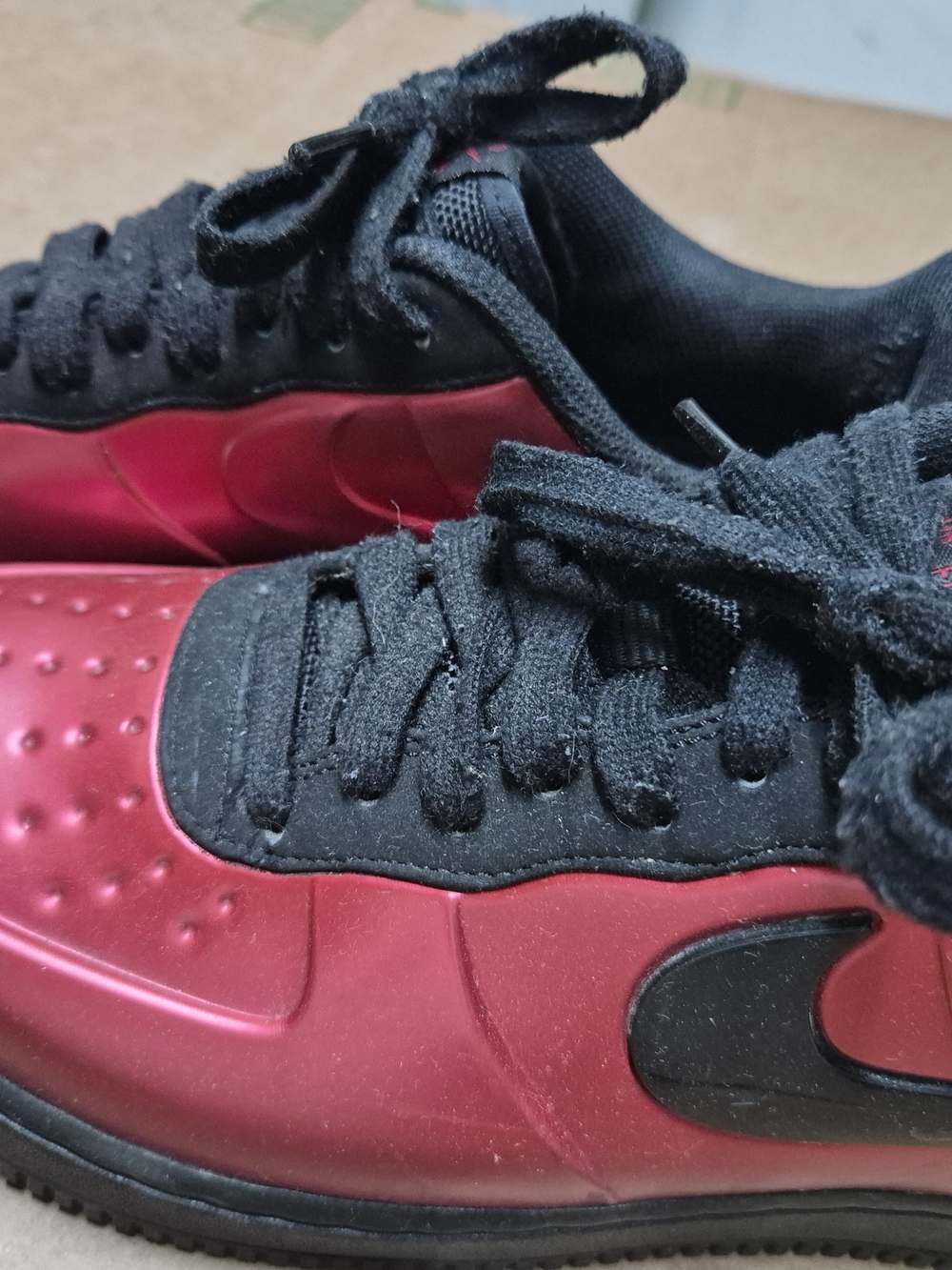 Men's Athletic Shoes in Black and Red - Lightweight Performance